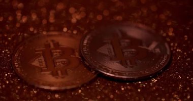 Bitcoin BTC madeni para. Yeni sanal para birimi. Bokeh ile altın arkaplanı kapat