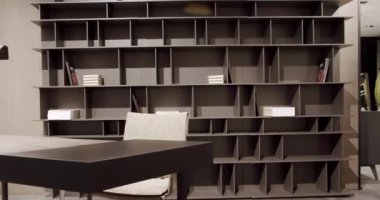 Modern lambayla çalışmak için kahverengi masa. Minimalist kahverengi raf.