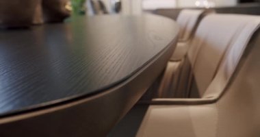 Modern apartman. Yemek Alanı ve Şık ve Çağdaş Boş Ev Salonu.