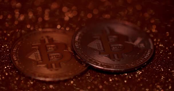 Bitcoin BTC-mynt. Ny virtuell valuta. Närbild på guld bakgrund med bokeh — Stockvideo