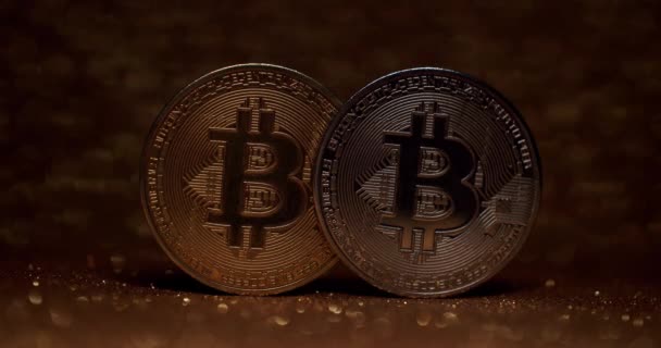 Bitcoin BTC munt. Nieuwe virtuele valuta. Close Up op gouden achtergrond met bokeh — Stockvideo