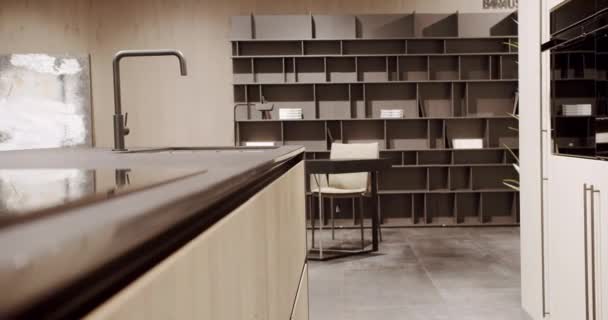 Cocina moderna con mesa de comedor minimalista. Moderna casa minimalista. — Vídeo de stock