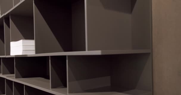 Сучасні меблі та затишний дизайн. Домашня сучасна чорна полиця. Сучасний інтер'єр . — стокове відео