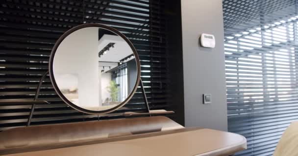 Moderna trä boudoir bord med minimalistisk rund spegel med rum blommor. — Stockvideo