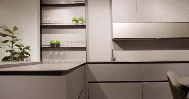 Cocina moderna con mesa de comedor minimalista. Moderna casa minimalista. — Vídeo de stock
