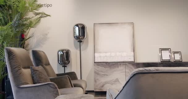 Interior de la sala de estar moderna con sofá cómodo. Casa moderna y acogedora. — Vídeo de stock