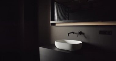 Gerçek modern minimalist banyo, siyah ve gri tonlu, lüks ev.