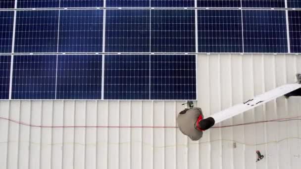 Solar technician installing solar panels on house roof. Technician Working. — Stock Video