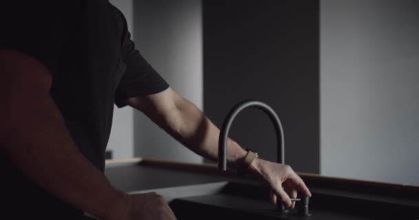 Un hombre lava un pomelo en una cocina moderna con un interior minimalista — Vídeos de Stock