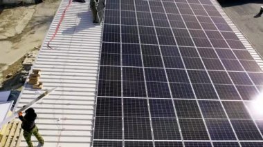 Güneş teknisyenleri evin çatısına güneş panelleri kuruyor. Teknisyen Çalışması.