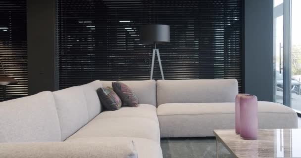 Modernes und gemütliches Haus. Luxusappartement. Moderne Möbel im gemütlichen Penthouse. — Stockvideo