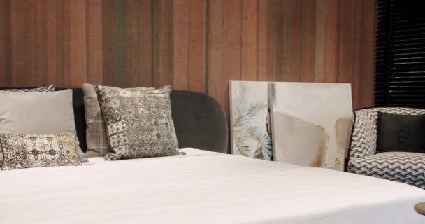 Elegantní a jednoduchá ložnice s manželskou postelí velikosti King. Minimalistická ložnice. — Stock video