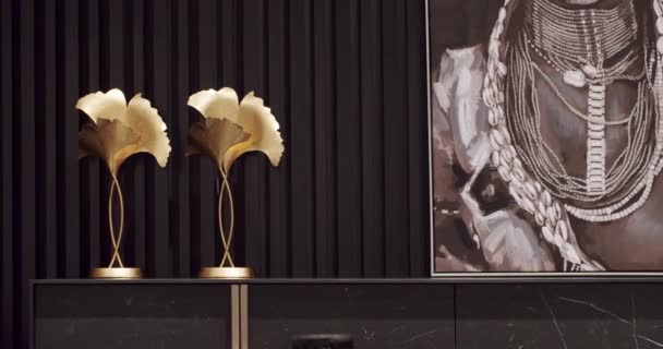 Decor accessoire in Beauty Interieur met minimalistische zwarte houtlijnen — Stockvideo