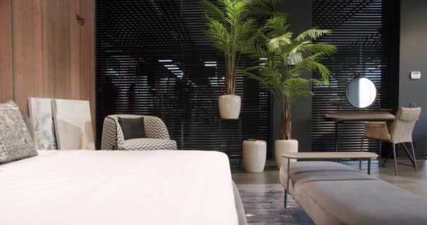 Elegante y simple dormitorio con una cama king size. Dormitorio minimalista. — Vídeo de stock