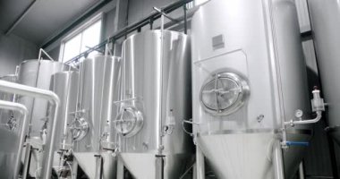 Bira fabrikasında büyük paslanmaz fıçılar. Bira fermantasyonu için ekipman. Fabrika