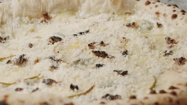 Pizza grande con 4 formaggi con pera pronta per mangiare deliziosa pizza italiana. — Video Stock