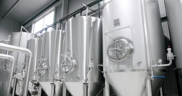 啤酒厂里有巨大的不锈钢桶.啤酒发酵设备。工厂 — 图库视频影像
