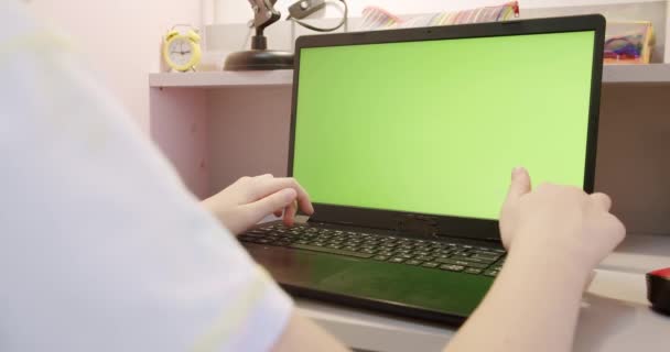 Teenage lány szegecselés otthon laptop számítógép zöld képernyő otthon. — Stock videók
