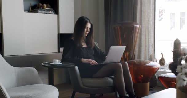 Jonge volwassen zakenvrouw typen op laptop computer werken in internet — Stockvideo
