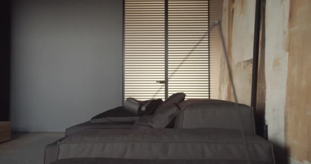 De moderne minimalistische woonkamer met zwarte en grijze tinten, grote schilderijen — Stockvideo