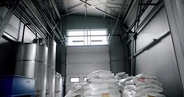 Production de bière Versant des grains de malt dans le grand réservoir de mouture de la brasserie — Video