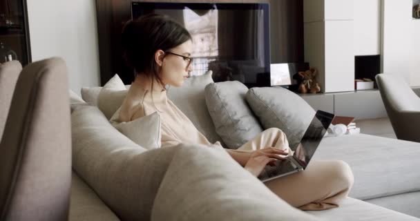 Jovem mulher adulta de negócios digitando no computador portátil que trabalha na internet. — Vídeo de Stock