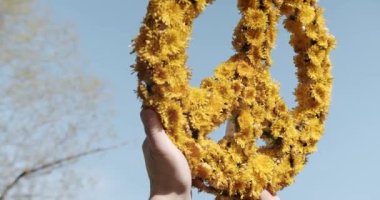 Ukrayna 'yı kurtar ve saldırganlığı durdur. Sarı ve mavi renkli Ukrayna bayrağı.