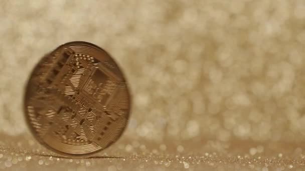 Bitcoin goud BTC munt. Nieuwe virtuele valuta. close-up op goud bokeh achtergrond — Stockvideo