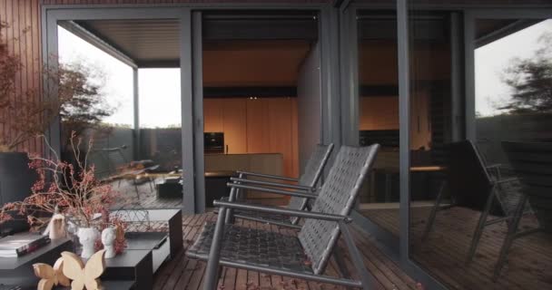 Real Apartment s moderní terasou, japonskými stromy a dřevěnou podlahou — Stock video