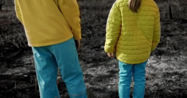 The younger sisters, dressed in the colors of the Ukrainian flag holding hands — Stok video