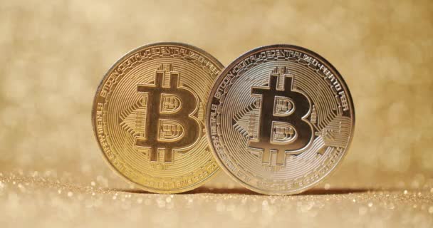 Bitcoin BTC νόμισμα. Νέο εικονικό νόμισμα. Κοντινό πλάνο σε χρυσό φόντο με bokeh — Αρχείο Βίντεο
