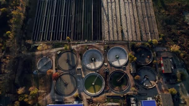 Sondagens redondas em estação de tratamento de águas residuais, filtração de águas residuais ou sujas — Vídeo de Stock