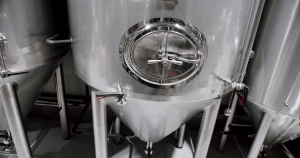 Serbatoi in acciaio inox per la produzione di birra. Enormi tini in una birreria. — Video Stock