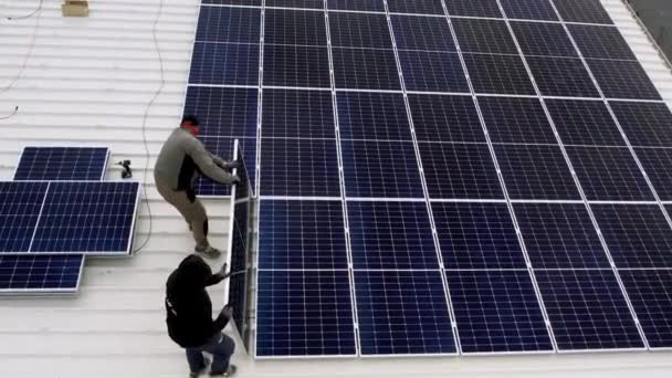 태양열 기술자가 집 지붕에 태양 전 지판을 설치 합니다. 기술자 로일하다. — 비디오