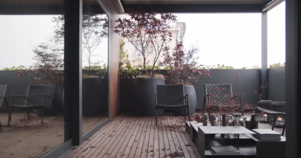 Apartamento com terraço de estilo moderno, árvores japonesas e piso de madeira — Vídeo de Stock