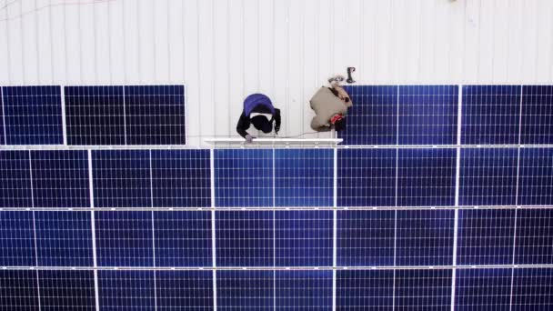 Сонячний технік встановлює сонячні панелі на даху будинку. Технік Працює . — стокове відео
