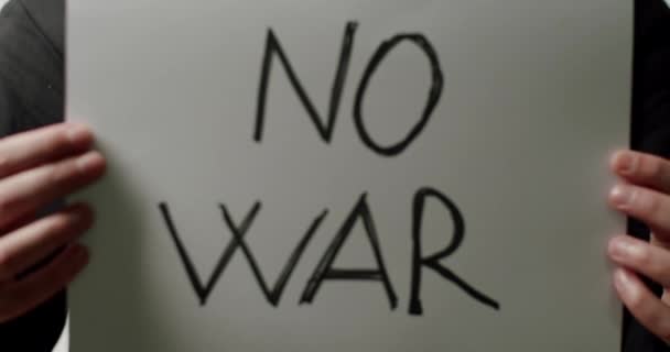 Person Som Håller Vitbok Med Ett Meddelande Inget Krig Krigsaktivist — Stockvideo