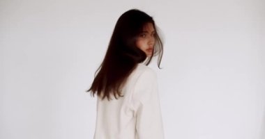 Moda modeli kameraya bakıyor. Kafkasyalı bir kızın çarpıcı yüzü. Güzel kahverengi gözlü seksi bir manken. Esmer, mutlu kadın güzellik portresi. Yaklaş. Cilt bakımı. Kozmetik ve makyaj.