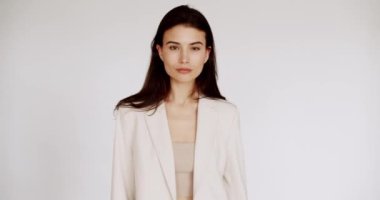 Yüzü sağlıklı, temiz, yeni ciltli beyaz duvarda güzel bir bayan model. Mükemmel genç ten ve güzellik kavramı. Güzellik videosu konsepti, yakın plan portre. Şirin Moda Modeli.