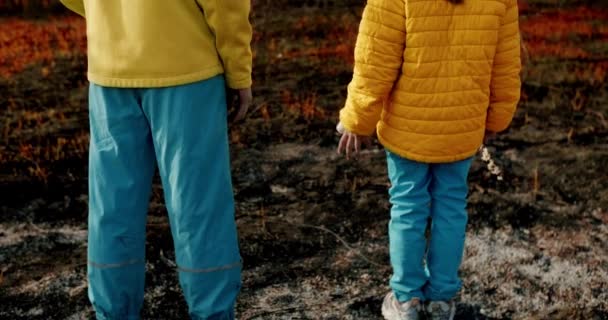 Little Sisters Dressed Colors Ukrainian Flag Holding Hands Background Earth — Stock Video