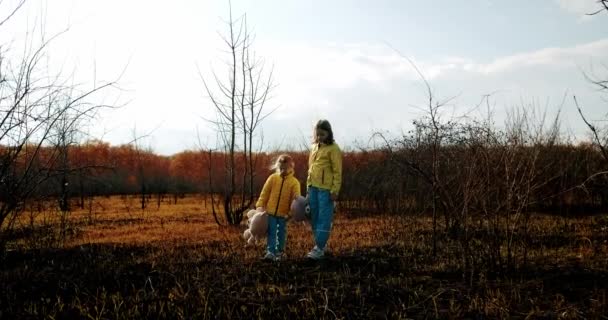 Ukrainska Flickor Barn Som Håller Fluffiga Björnar Kläder Färgerna Den — Stockvideo