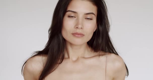 Portret Młodej Luksusowej Seksownej Kobiety Patrzącej Kamerę Białym Tle Twarz — Wideo stockowe