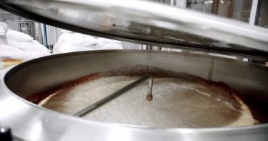 Bira yapmak için kocaman çelik tanklar. El yapımı bira fabrikası, içinde bira olan çaydanlık. Bira üretimi malt tanelerini bira fabrikasındaki büyük bir öğütme tankına döküyor. Modern bira fabrikası.