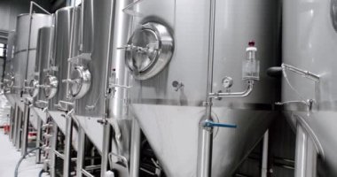 Bira demlemek için paslanmaz çelik tanklar. Bira fabrikasında büyük paslanmaz fıçılar. Bira fermantasyonu için ekipman. Bira ekipmanları. Fabrika, bira fabrikası kavramı. Modern bira fabrikası.