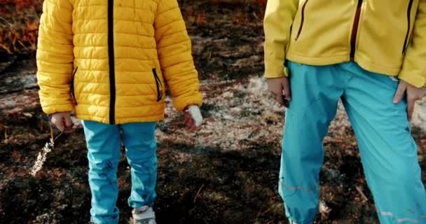 Ukrayna Bayrağı Renginde Giyinmiş Küçük Kız Kardeşler Savaş Sırasında Yanmış — Stok video