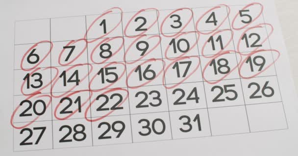 Mans Hand Scrivere Giorno Sul Calendario Cartaceo Utilizzando Una Penna — Video Stock