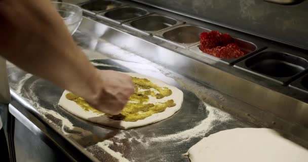 Chef Prépare Une Pizza Fraîche Dans Cuisine Restaurant Pizza Italienne — Video