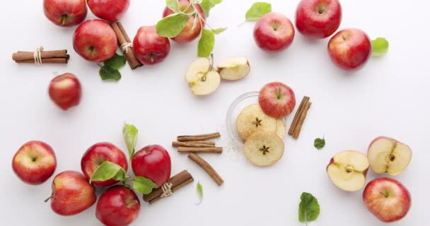 Manzanas Rojas Una Cortada Por Mitad Fruta Aislada Sobre Fondo — Vídeo de stock