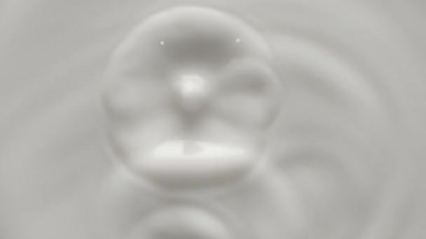 ミルク滴下白液面に滴下クラウンと円形のリップルを作る 乳白色表面の渦 牛乳のアニメーション波面 — ストック動画