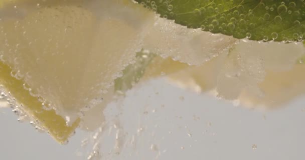 Zeitlupe Makroaufnahme Einer Zitronenscheibe Wasserblasen Softdrink Mit Eis Blasen Minze — Stockvideo